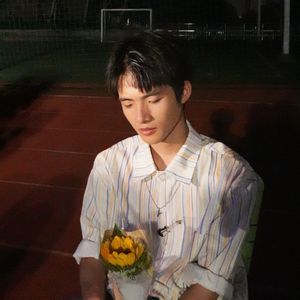 小舞扒开屁股露出尿口让主人玩视频
