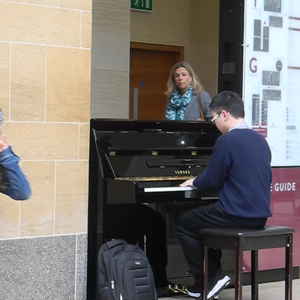 小舞扒开屁股露出尿口让主人玩视频
